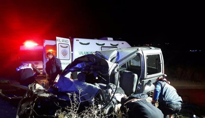 Hafif ticari araç tırla çarpıştı: 3 ölü