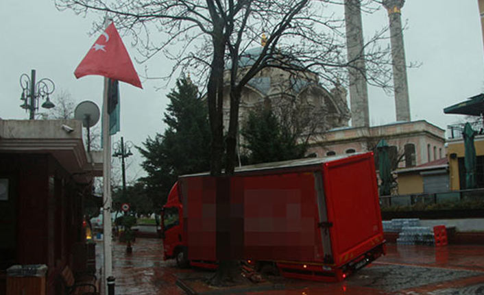 Kamyon çukura düştü!