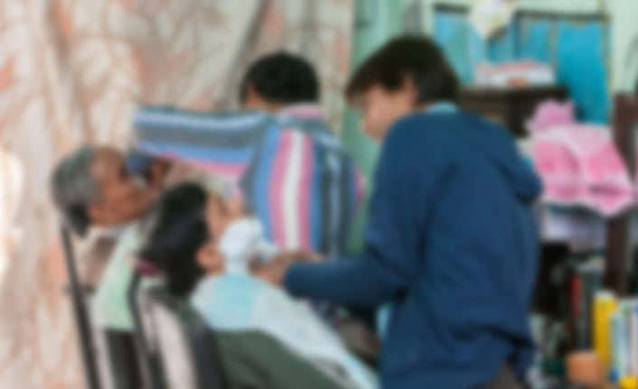 Babaları hastalanınca erkek kılığına girip...