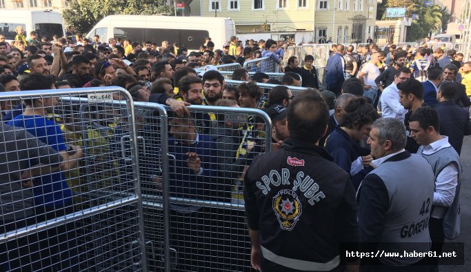 Kadıköy'de derbi gerginliği: Taraftarlar bariyerleri yıktı