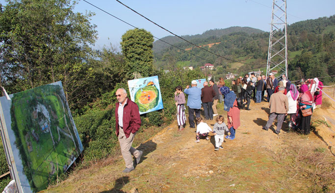 Trabzonlu Ressam çöplükte sergi açtı