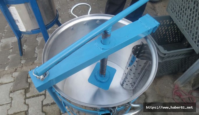 Emekli öğretmenden pekmez makinesi