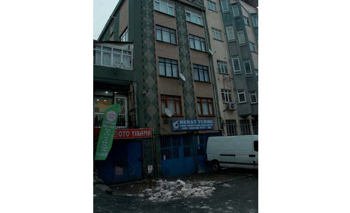 Binaların çatıları rüzgara dayanamadı!