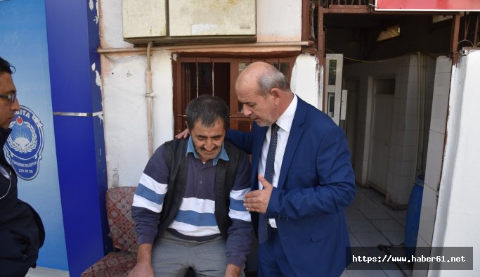 Tuvalette yaşayan adama belediye sahip çıktı 