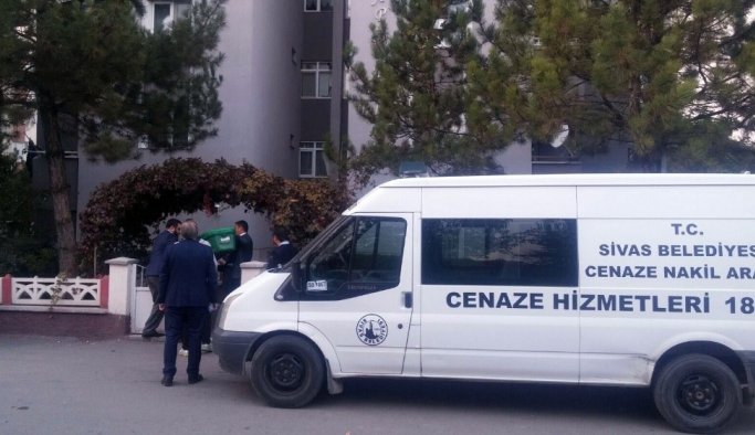 Öğretmen evinde ölü bulundu