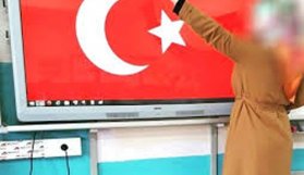 Sınıfta bozkurt işareti yapan öğretmen kovuldu