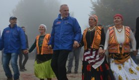 AB temsilcileri Trabzon'da horon oynadı