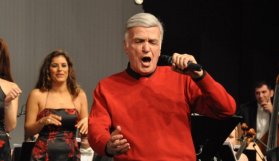 Efsane şarkıcı, şarkılarıyla uğurlandı