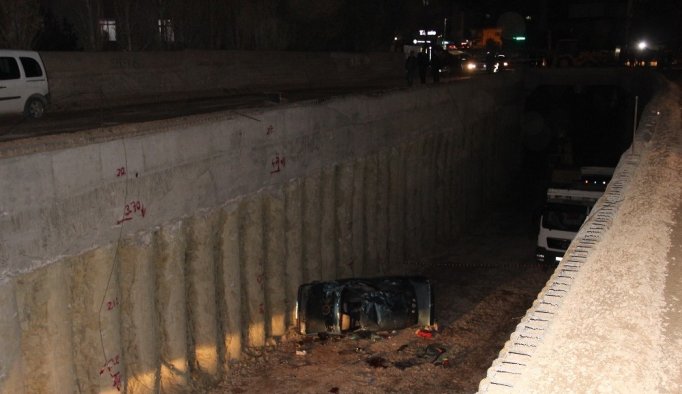 Otomobil inşaata uçtu: 1 ölü, 4 yaralı