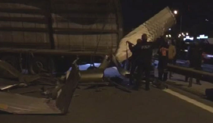 Tır devrildi, yol trafiğe kapandı