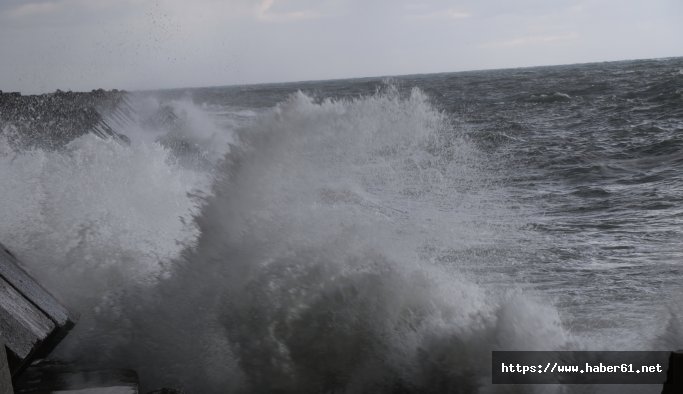 Karadeniz'de dev dalgalar liman duvarını aştı