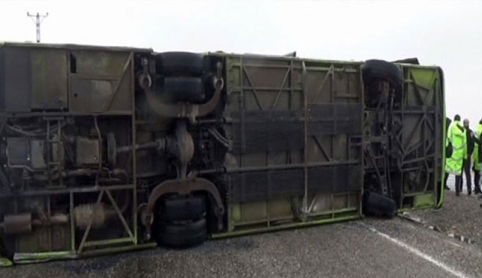 Yolcu otobüsü devrildi: 23 yaralı