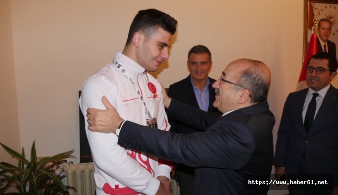 Gümrükçüoğlu, şampiyon boksörü altınla ödüllendirdi