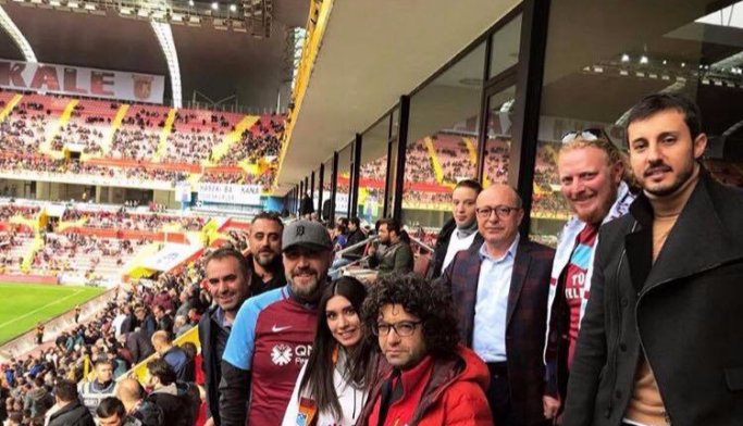 İstifa eden yöneticiler maçı güzel oyuncu ile izlediler