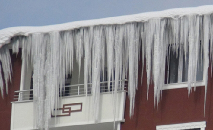 7 katlı binadan düşen buz kütlesi yaraladı!