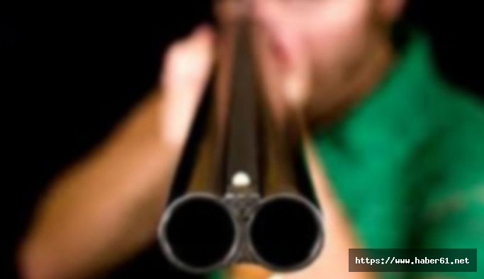 Husumetlisini köy meydanında tüfekle yaraladı