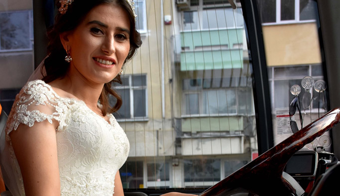 Trabzon'da gelinlikle otobüs şoförlüğü yaptı