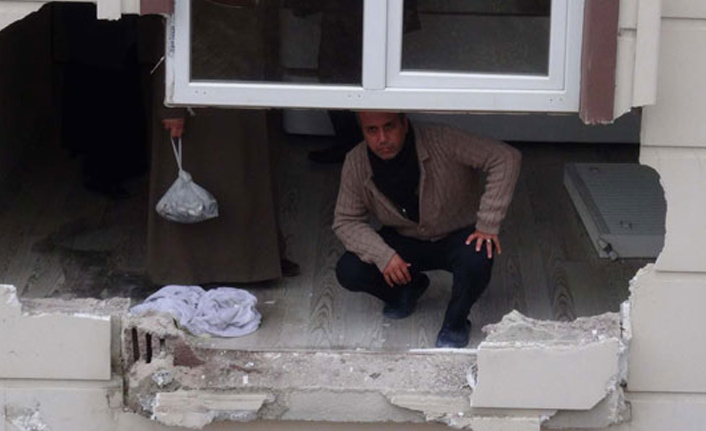 Apartmanın istinat duvarı yağmura dayanamadı!