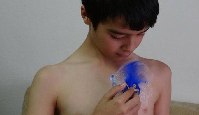 'Mıknatıs çocuk' görenleri şaşırtıyor