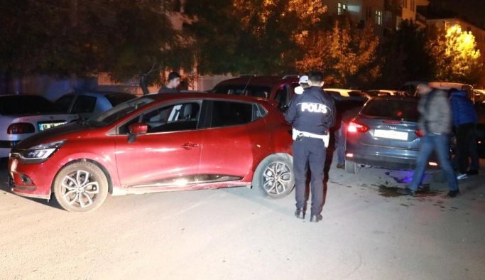 Alkollü sürücü polis aracına çarptı