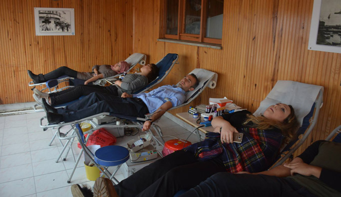 Öğrenciler herkesi kan vermeye çağırdı