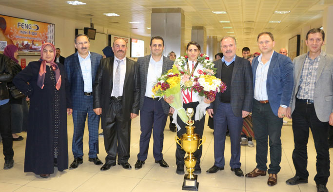 Şampiyon Trabzon'da çiçeklerle karşılandı