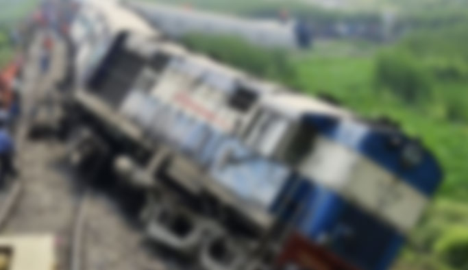 Tren raydan çıktı: 33 ölü