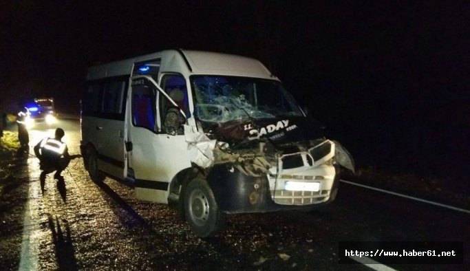 Traktörle minibüs çarpıştı: 2 yaralı