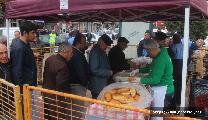 5 bin kişiye ekmek arası hamsi