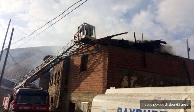 Bayburt'ta ev, ahır ve samanlık yandı