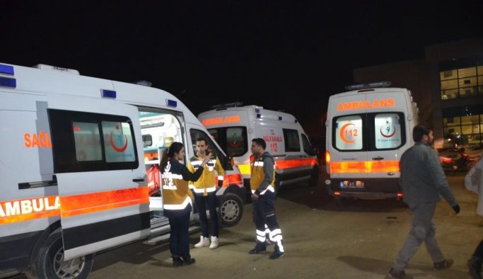 Kaçak göçmenleri taşıyan minibüs devrildi: 26 yaralı