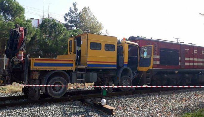 Yük treni bakım aracı ile çarpıştı: 3 yaralı
