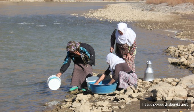 Suları olmayan köylüler su ihtiyaçlarını nehirden karşılıyor 