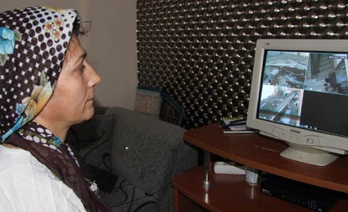 Apartmanda istemeyince evinin kapısına satır ve bıçakla saldırdı!