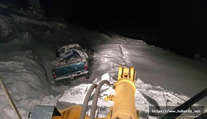 20 saat karda mahsur kaldılar! Son anda kurtarıldılar!