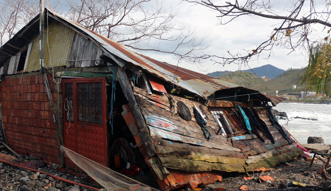 Fırtına balıkçı barınaklarını vurdu