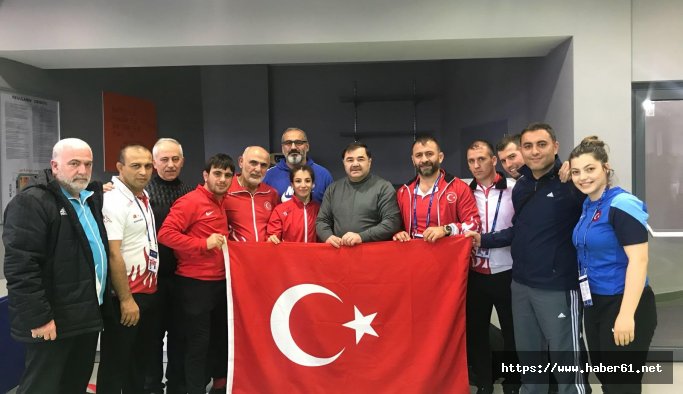 Bakan Aşkın Bak, milli güreşçi Demirhan’ı tebrik etti 