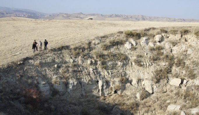 Köyde oluşan obruklar vatandaşları korkutuyor