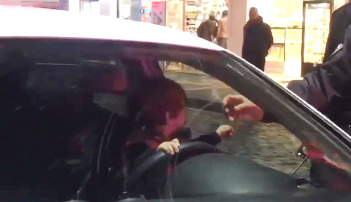 Trazon'da panik anları: Araçta bırakıp gittiler...