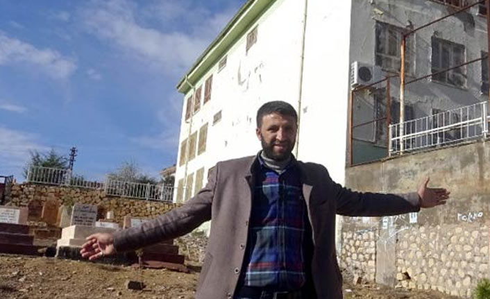 Okulun yanındaki mezar görenleri şaşırtıyor!