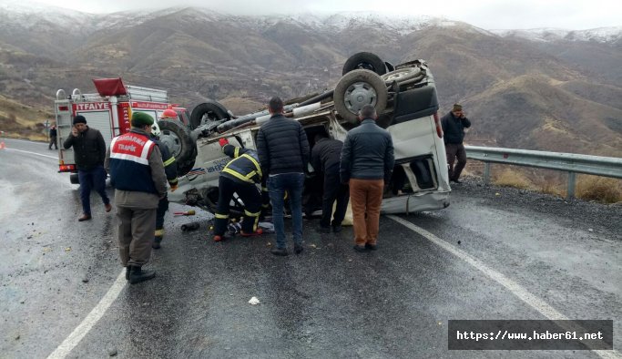 Belediye işçilerini taşıyan araç devrildi: 11 yaralı