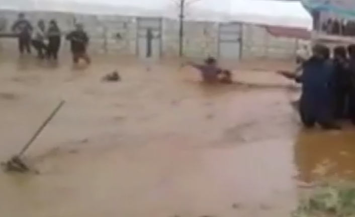 Suriyeli çocuk boğulmaktan son anda kurtarıldı!