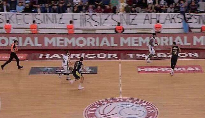 Fenerli avukatlar Trabzonluların pankartını şikayet edecek!