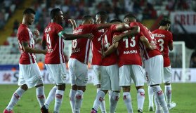 Antalyaspor sahaya eksik çıktı