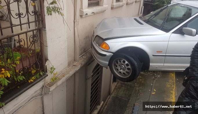 Trabzon Barosu binasına araba çarptı: 3 yaralı