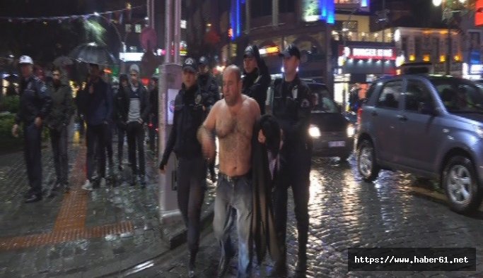 Yağmurlu havada soyundu meydanı birbirine kattı!