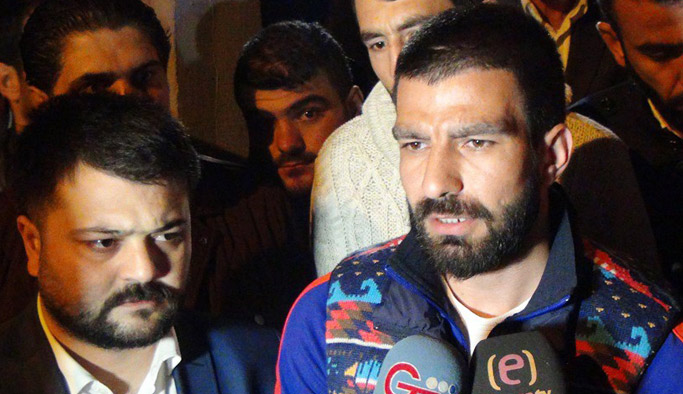 Futbolcular Mertcan'a değil başkana destek oldu!