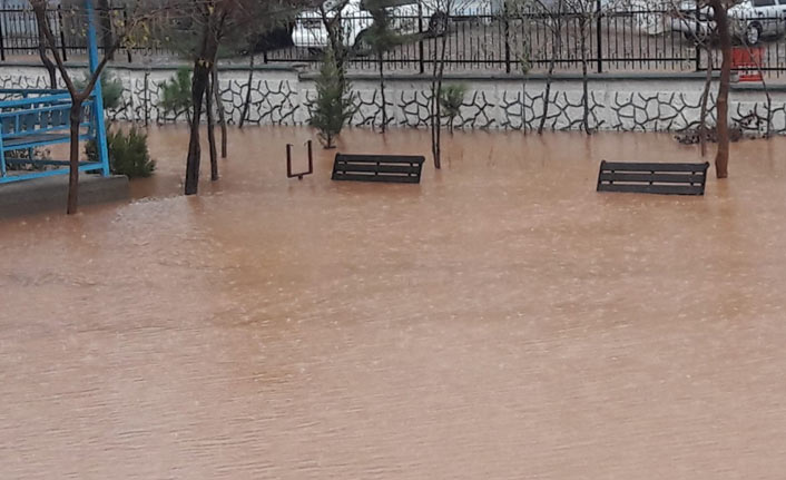 Okul bahçesi adeta göle döndü!
