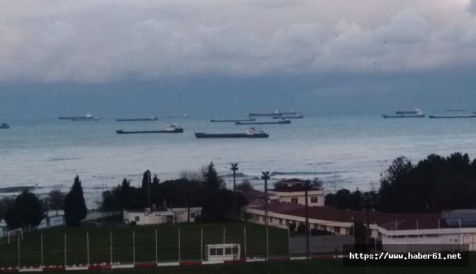 Karadeniz'de kuvvetli rüzgar gemileri etkiledi