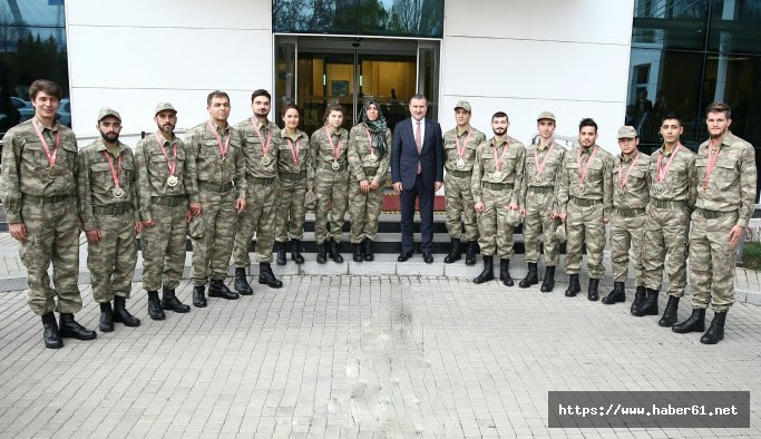 Bakan Bak, Türkiye'nin gururu sporcuları ağırladı